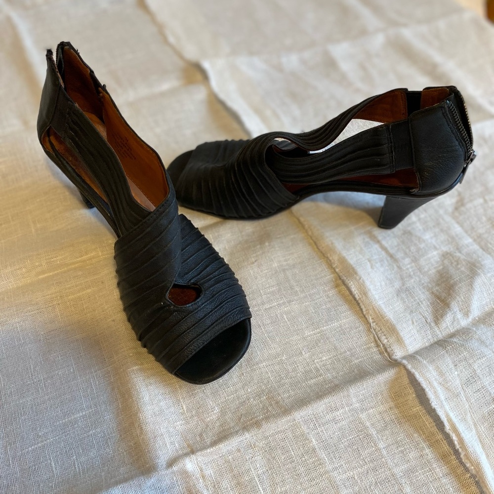 GentleSouls black leather heeled sandals size 7